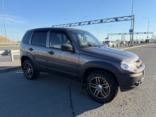 2015 Chevrolet Niva I Рестайлинг, коричневый, 700000 рублей, вид 3