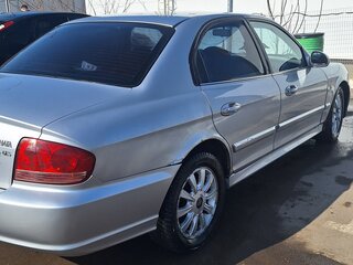 2005 Hyundai Sonata ТагАЗ IV (EF) Рестайлинг, серебристый, 200000 рублей, вид 4