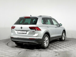 2017 Volkswagen Tiguan II, серебристый, 2401300 рублей, вид 5