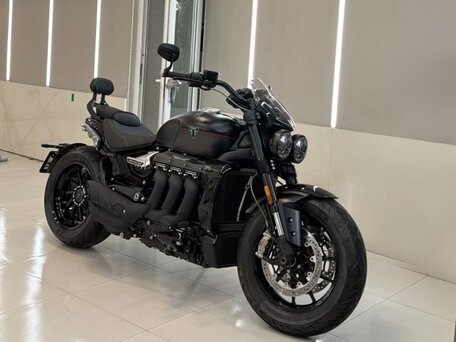 2025 Triumph Rocket 3, чёрный, 2899000 рублей, вид 2