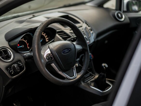 2015 Ford Fiesta Mk6 Рестайлинг, белый, 460000 рублей - вид 5