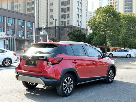 2022 Toyota Yaris L XP150 Рестайлинг, красный, 1350000 рублей, вид 4