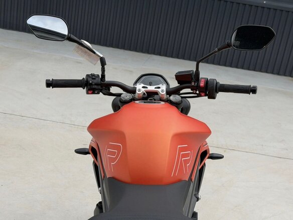 2025 Triumph Street Triple, оранжевый, 1230000 рублей - вид 17