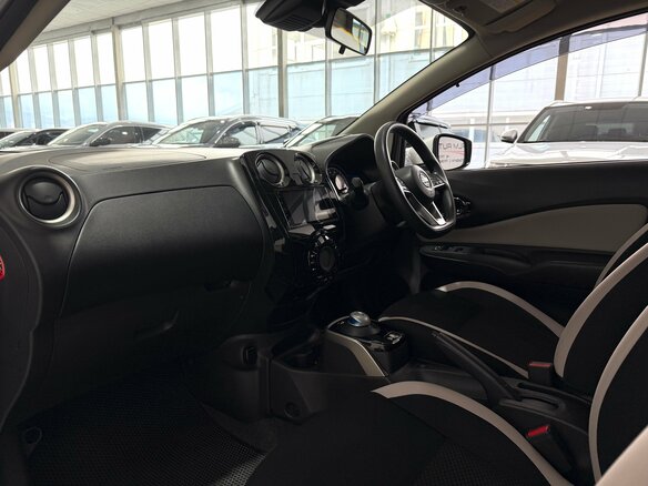 2020 Nissan Note e-Power II Рестайлинг, серебристый, 1300000 рублей - вид 10