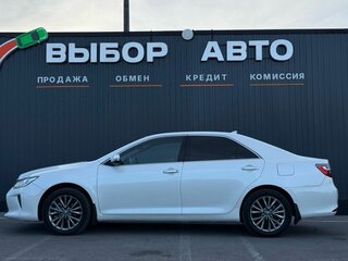 2015 Toyota Camry VII (XV50) Рестайлинг, белый, 2249000 рублей, вид 4