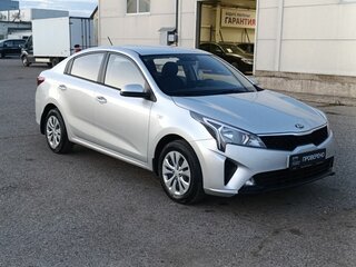 2021 Kia Rio IV Рестайлинг, серебристый, 1635000 рублей, вид 3