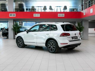 2013 Volkswagen Touareg II, белый, 1950000 рублей, вид 4