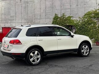 2010 Volkswagen Touareg II, белый, 2000000 рублей, вид 4