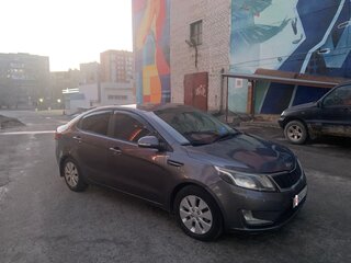 2013 Kia Rio 4-speed III, серый, 700000 рублей, вид 1