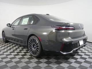 2026 BMW 7 серии 740 xDrive VII (G70) Рестайлинг, серый, 15375114 рублей, вид 5