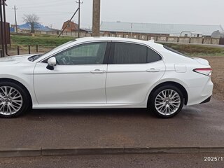 2020 Toyota Camry VIII (XV70), белый, 3200000 рублей, вид 3