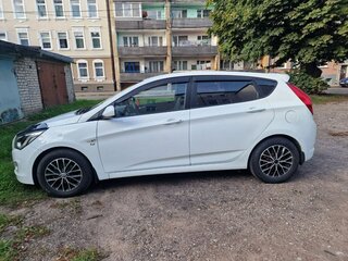 2015 Hyundai Solaris I Рестайлинг, белый, 850000 рублей, вид 4