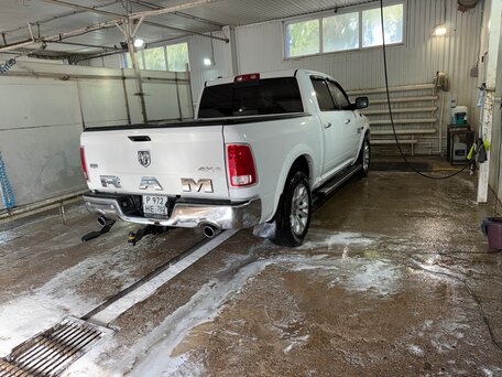 2017 Ram 1500 Quad Cab IV (DS/DJ), белый, 3900000 рублей, вид 3