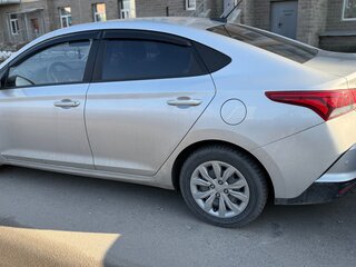 2022 Hyundai Solaris II Рестайлинг, серебристый, 1450000 рублей, вид 4