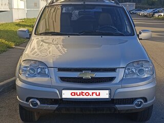 2011 Chevrolet Niva I Рестайлинг, серебристый, 430000 рублей, вид 3