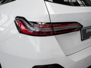 2025 BMW 5 серии 520d VIII (G60/G61/G68), серебристый, 9791700 рублей, вид 5