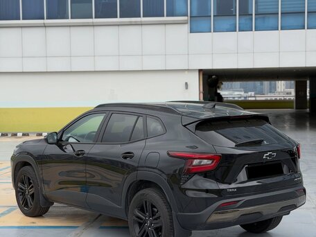 2023 Chevrolet Trax II, чёрный, 2092000 рублей, вид 5