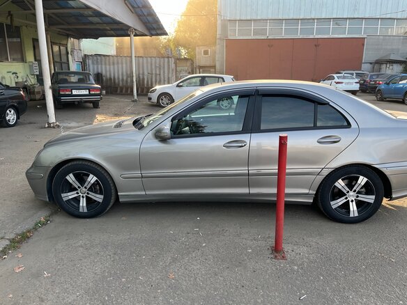2004 Mercedes-Benz C-Класс 230 II (W203) Рестайлинг, серый, 630000 рублей - вид 1