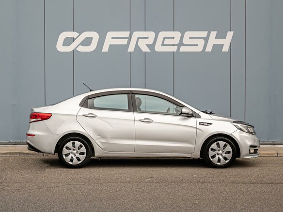 2016 Kia Rio III Рестайлинг, серебристый, 645000 рублей - вид 4