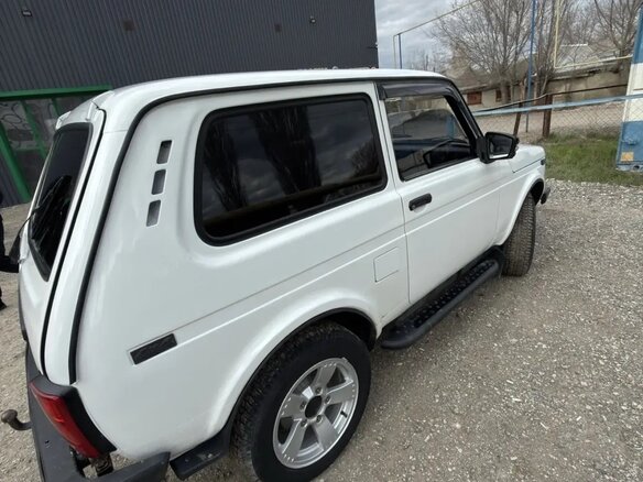 1999 Lada (ВАЗ) 2121 (4x4) I Рестайлинг, белый, 350000 рублей - вид 1