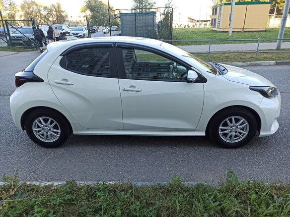 2020 Toyota Yaris IV, белый, 1325000 рублей - вид 7
