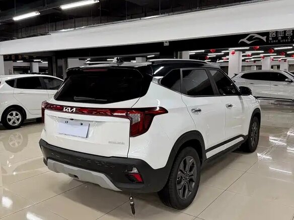 2023 Kia Seltos I Рестайлинг, белый - вид 3