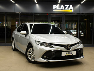 2019 Toyota Camry VIII (XV70), серебристый, 2655000 рублей, вид 2