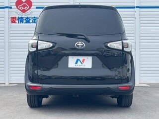 2017 Toyota Sienta II, чёрный, 950000 рублей, вид 4