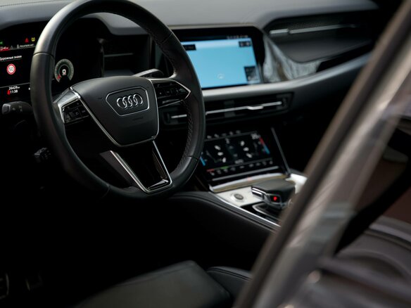 2024 Audi Q6 50 TFSI, серый, 7210000 рублей - вид 5