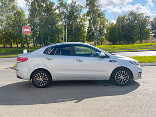 2017 Kia Rio III Рестайлинг, серебристый, 857000 рублей, вид 4