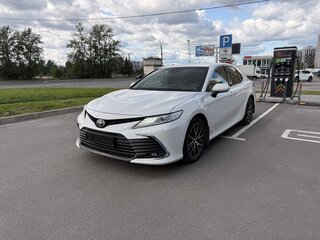 2021 Toyota Camry VIII (XV70) Рестайлинг, белый, 3050000 рублей, вид 1