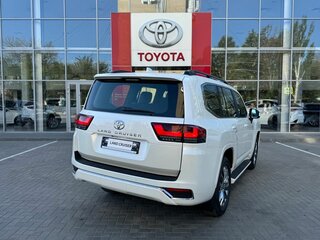 2026 Toyota Land Cruiser 300 Series, белый, 15300000 рублей, вид 5