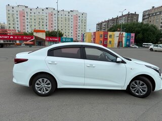 2021 Kia Rio IV Рестайлинг, белый, 1450000 рублей, вид 3
