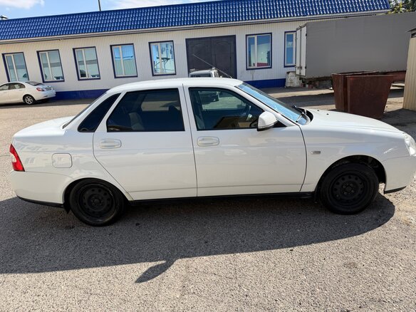 2017 Lada (ВАЗ) Priora I Рестайлинг, белый, 650000 рублей - вид 2
