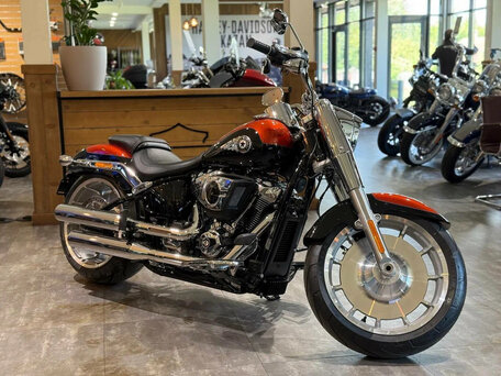 2025 Harley-Davidson Fat Boy, красный, 4090000 рублей, вид 3