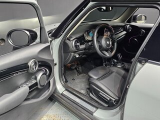 2022 Mini Hatch Cooper III (F55/F56) Рестайлинг 2, бежевый, 1870000 рублей, вид 5