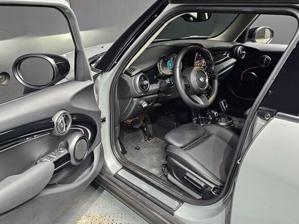 2022 Mini Hatch Cooper III (F55/F56) Рестайлинг 2, бежевый, 1870000 рублей - вид 4