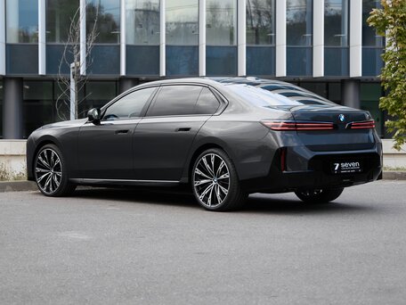 2026 BMW 7 серии 740 xDrive VII (G70) Рестайлинг, серый, 23800000 рублей, вид 4