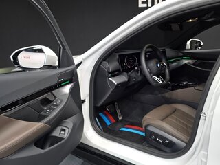 2024 BMW 5 серии 520i VIII (G60/G61/G68), белый, 6419613 рублей, вид 5