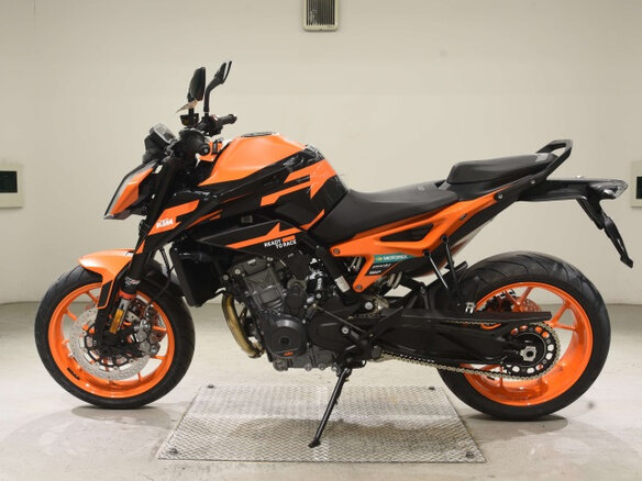 2023 KTM 890 Duke GP, чёрный, 900000 рублей - вид 1
