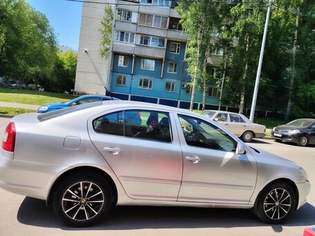 2013 Skoda Octavia II (A5) Рестайлинг, серый, 799000 рублей, вид 4