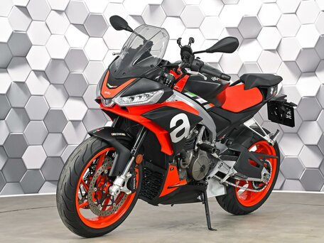 2021 Aprilia Tuono 660, чёрный, 929000 рублей, вид 2