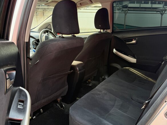 2014 Toyota Prius III Рестайлинг (XW30), серебристый, 1100000 рублей - вид 17