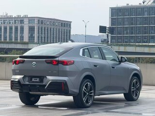 2025 BMW X2 sDrive18i II (U10), серый, 4500000 рублей, вид 3