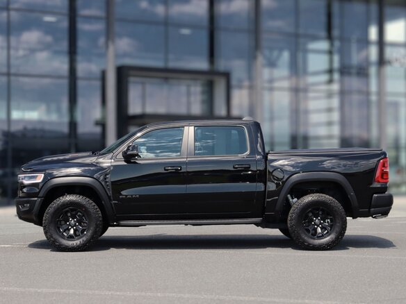 2026 Ram 1500 RHO V Рестайлинг, чёрный - вид 2