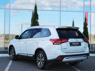 2019 Mitsubishi Outlander III Рестайлинг 3, белый, 1790000 рублей, вид 4