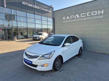 2015 Hyundai Solaris I Рестайлинг, белый, 900000 рублей, вид 1
