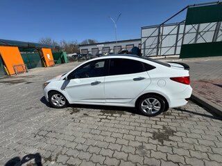 2015 Hyundai Solaris I Рестайлинг, белый, 900000 рублей, вид 4