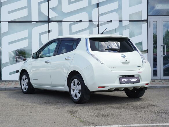 2011 Nissan Leaf (EM61) I (ZE0/AZE0), белый, 570000 рублей - вид 2