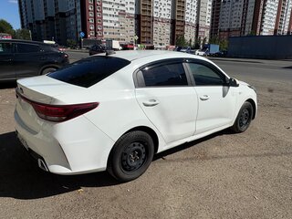 2020 Kia Rio IV, белый, 680000 рублей, вид 4